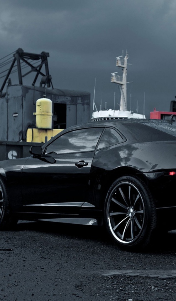 Черный Chevrolet Camaro в порту