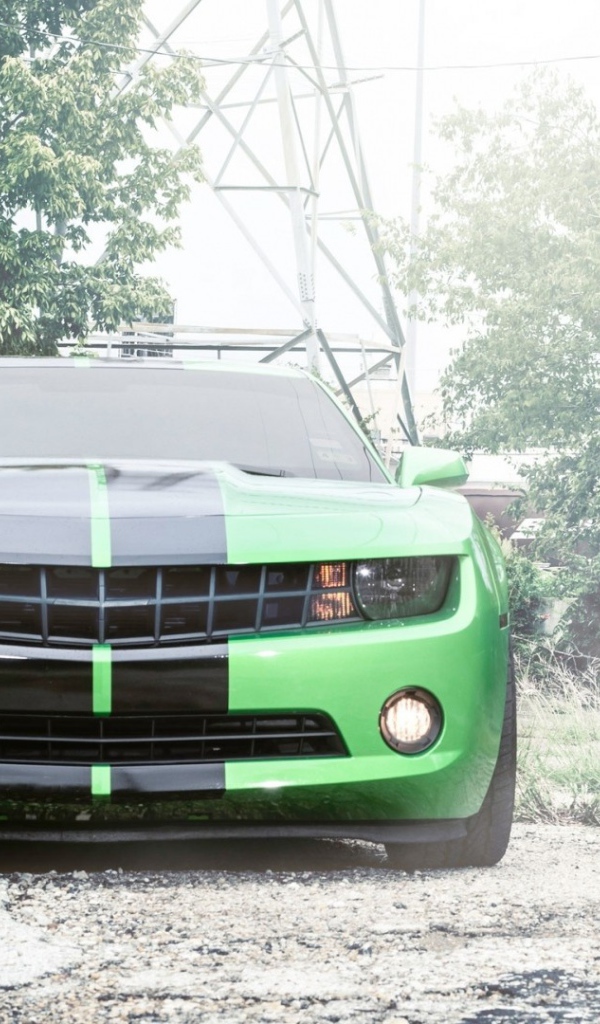 Автомобиль Chevrolet Camaro, зеленого цвета