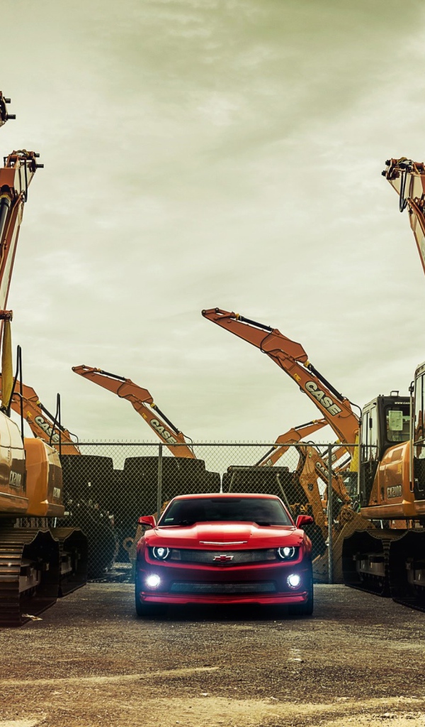 Chevrolet Camaro между экскаваторами