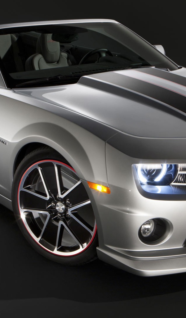 Серый кабриолет Chevrolet Camaro на сером фоне