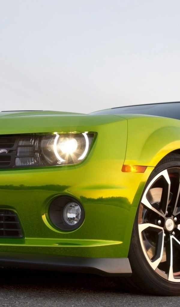 Фары зеленого Chevrolet Camaro