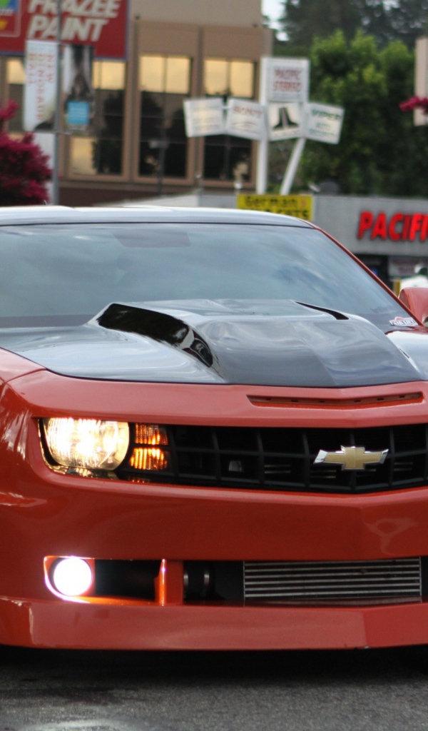 Красный Камаро с включенными фарами