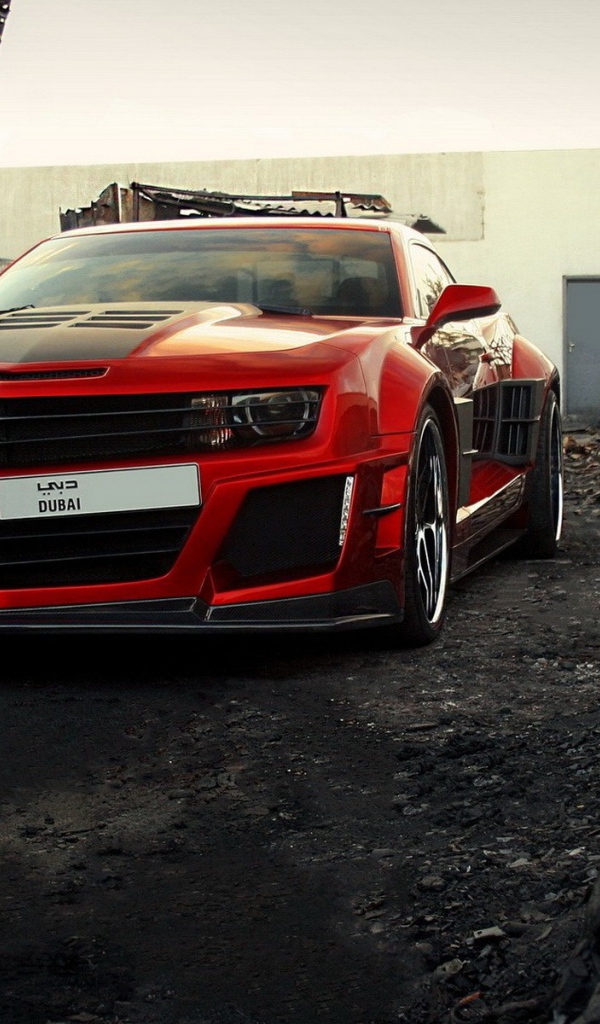 Красный Chevrolet Camaro среди руин