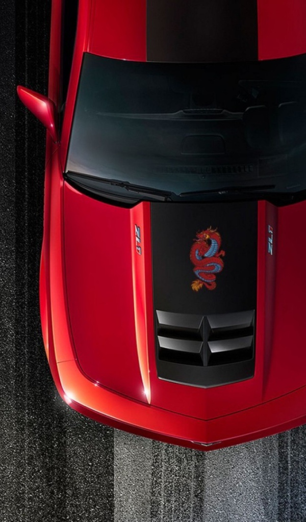 Красный Chevrolet Camaro на асфальте