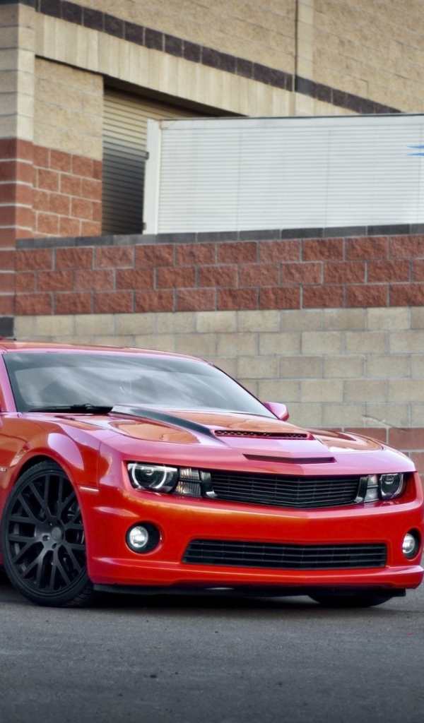 Красный спортивный автомобиль Chevrolet Camaro