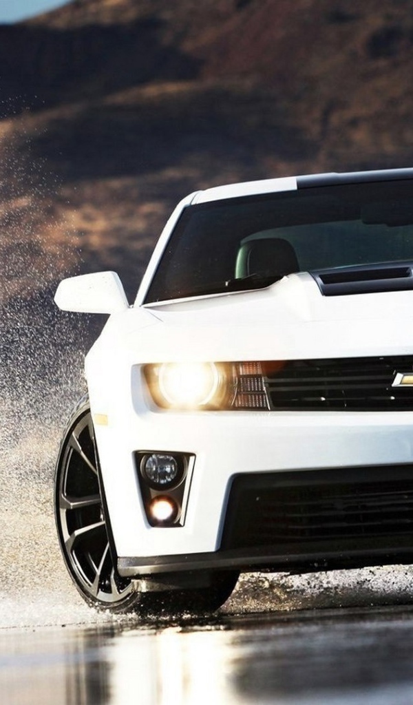 Брызги из под колес белого Chevrolet Camaro