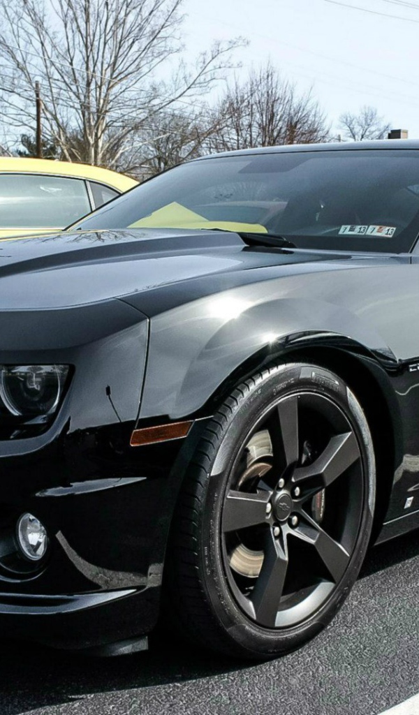 Поражающий черный Chevrolet Camaro SS