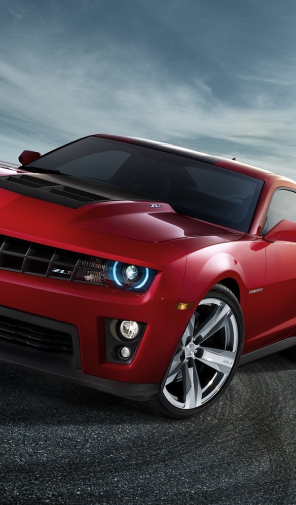 Следы от шин красного автомобиля Chevrolet Camaro ZL1
