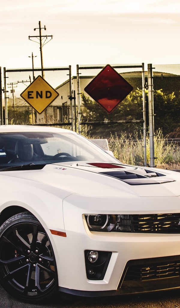 Белый Шевроле Камаро