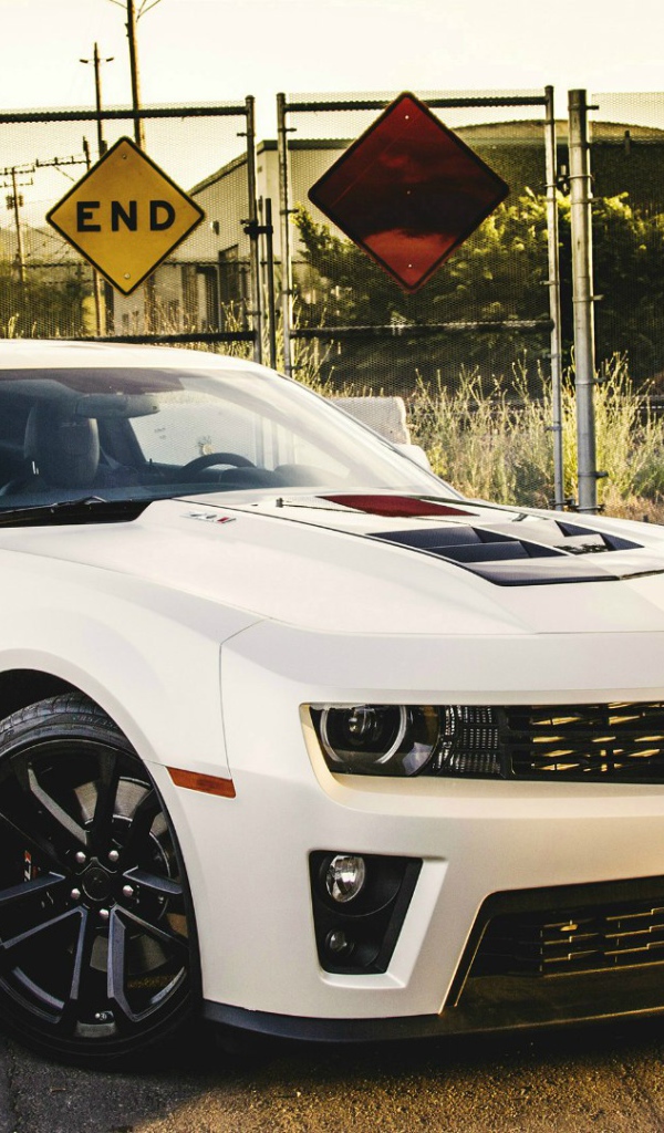 Белый Chevrolet Camaro ZL1