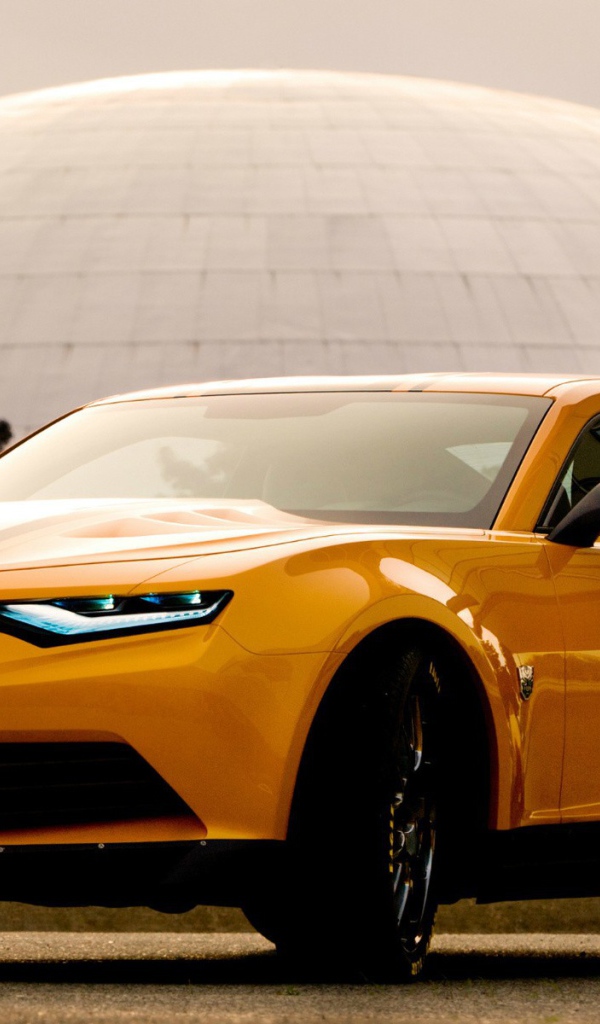 Желтый Chevrolet Camaro на фоне купола