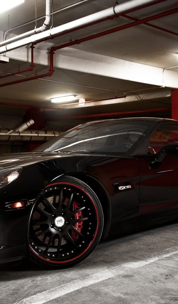 Черный Chevrolet Corvette Z06 на подземной парковке