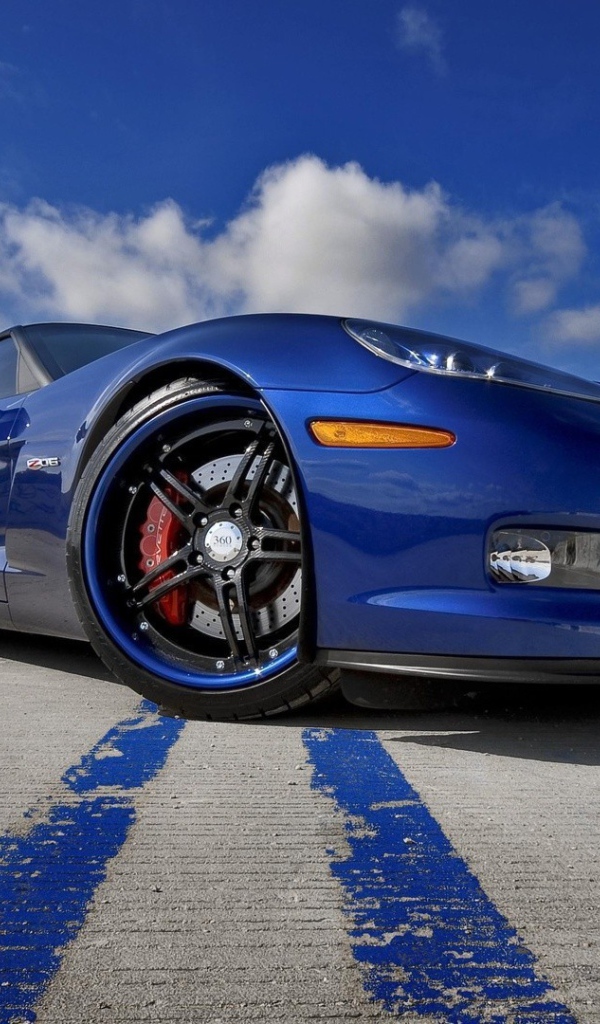 Голубой Chevrolet Corvette на фоне неба