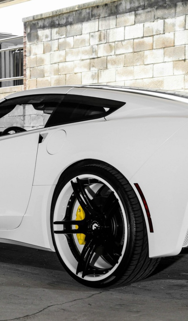 Белый автомобиль Chevrolet Corvette C7
