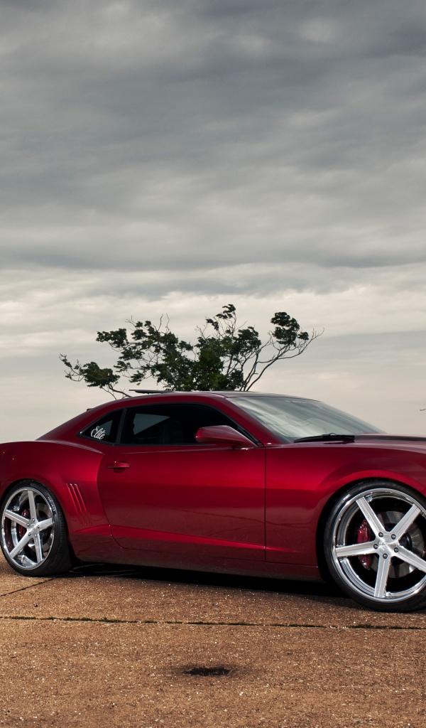 Красный Шевроле камаро SS