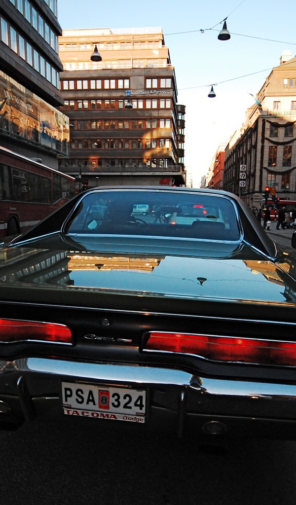 Автомобиль Dodge Charger RT 1969 года на городской улице