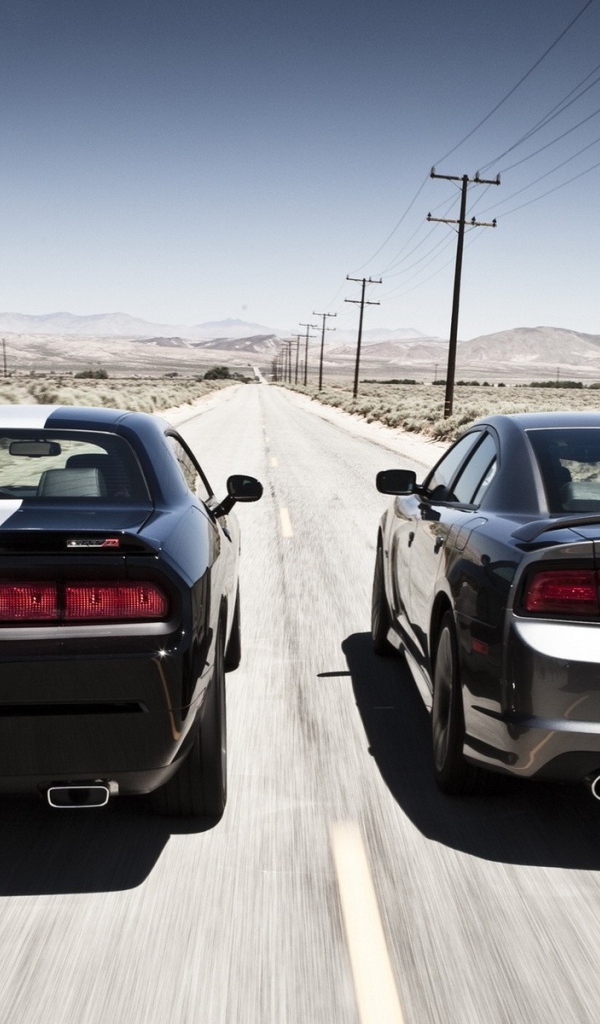 Соревнование автомобилей Dodge Сhallenger и Dodge Сharger