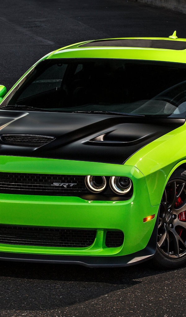 Зеленый Dodge Challenger с черным капотом