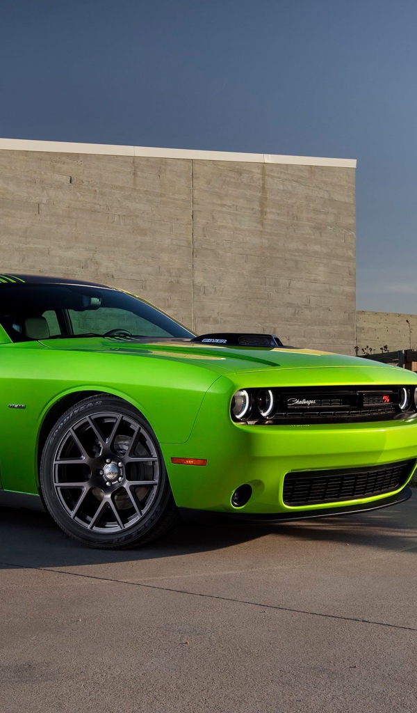 Зеленый спортивный Dodge Challenger Hellcat