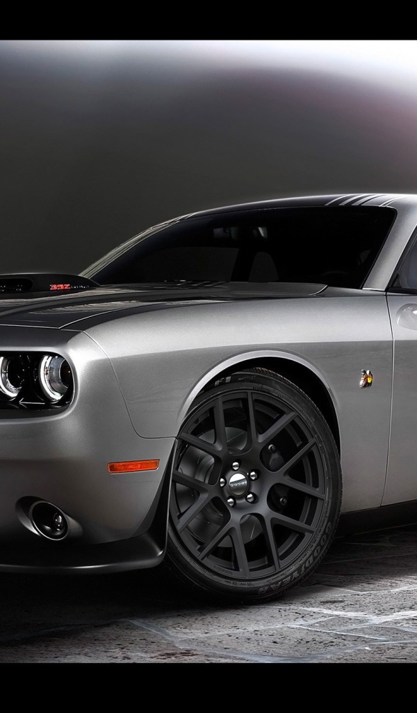 Классический серебристый Dodge Charger RT