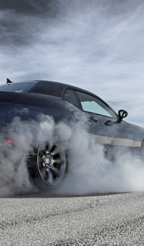 Дрифт на автомобиле Dodge Challenger