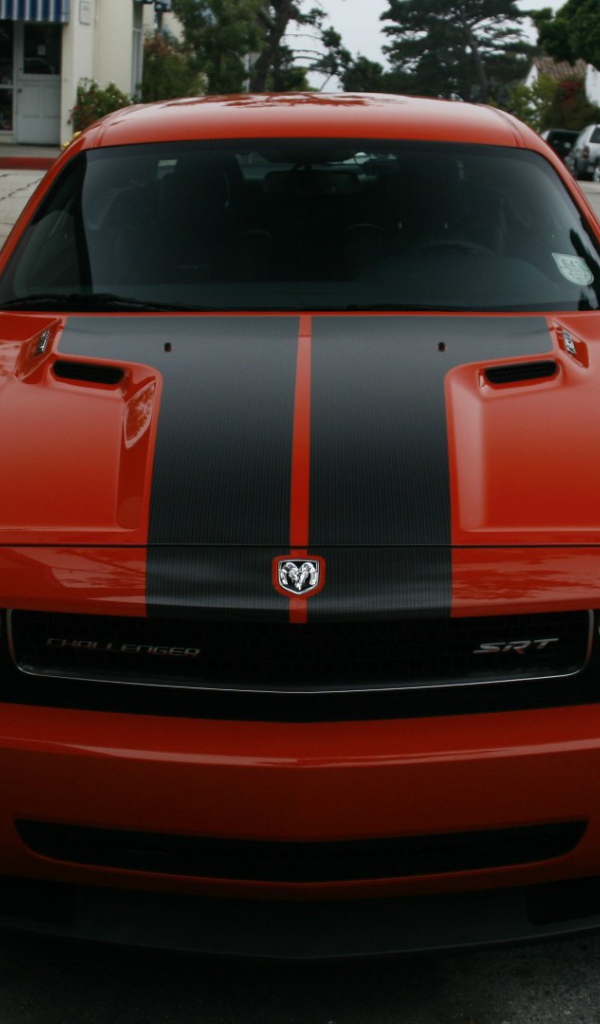 Красный Dodge Challenger SRT8