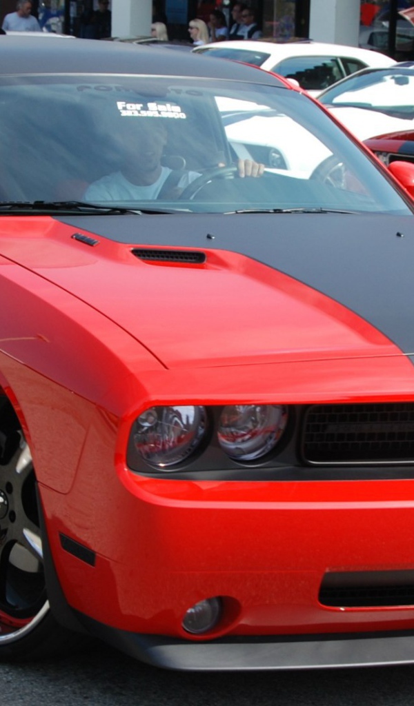 Красный автомобиль Dodge Challenger