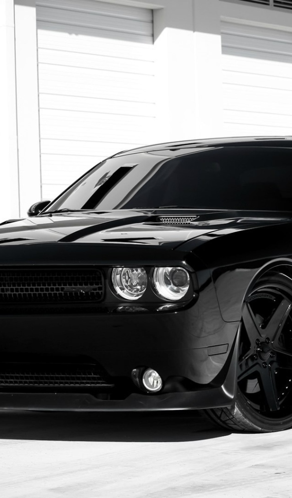 Стильный черный Dodge Challenger SRT8