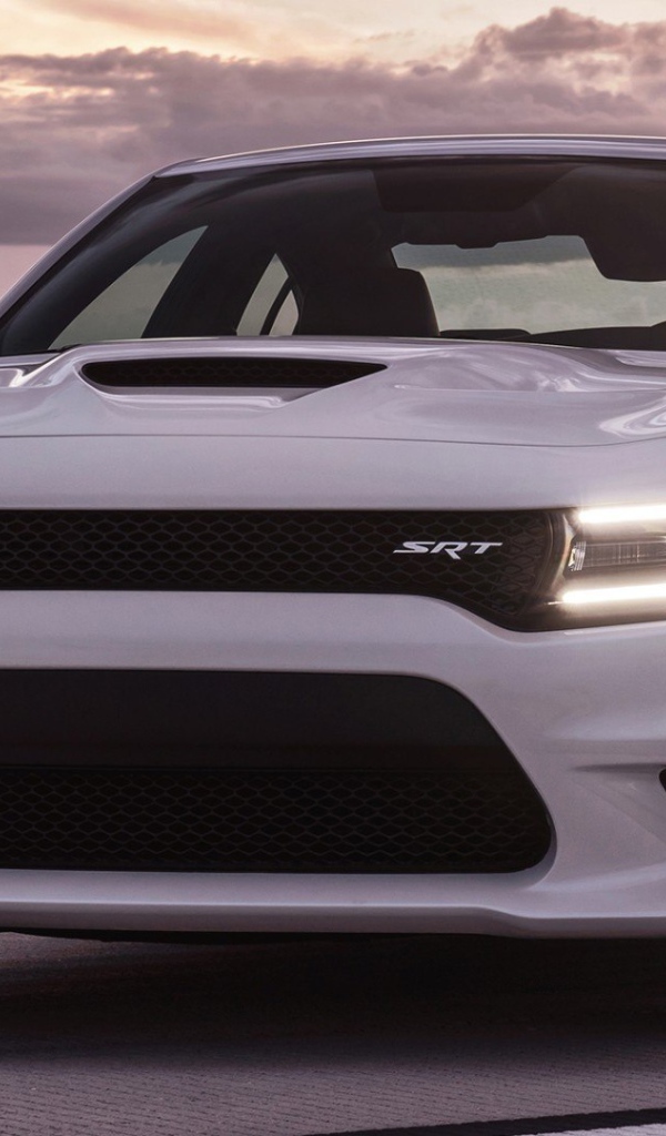 Белый Dodge Charger SRT 2015