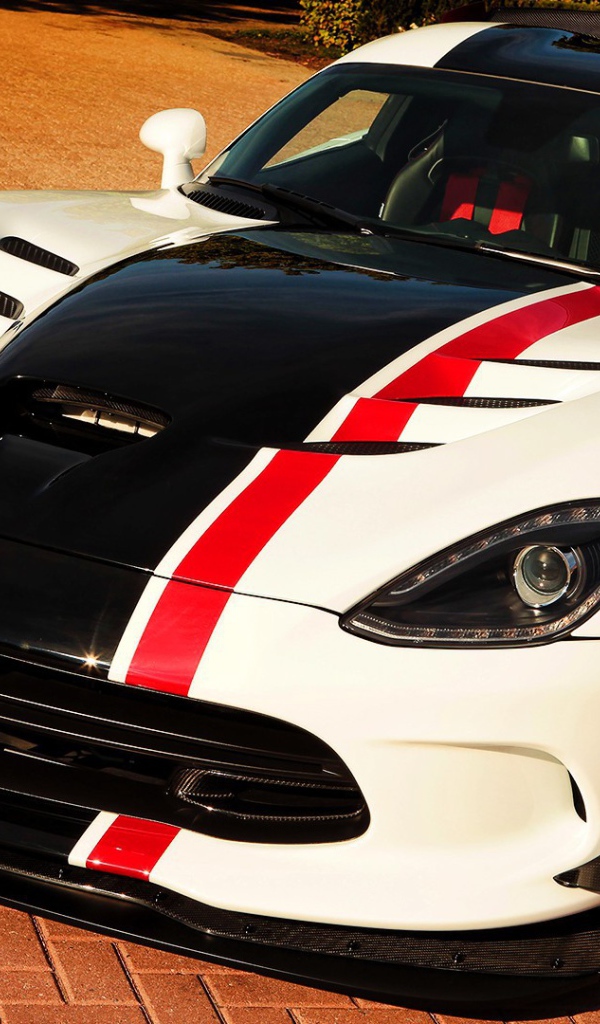 Белый Dodge Viper ACR с черной полосой