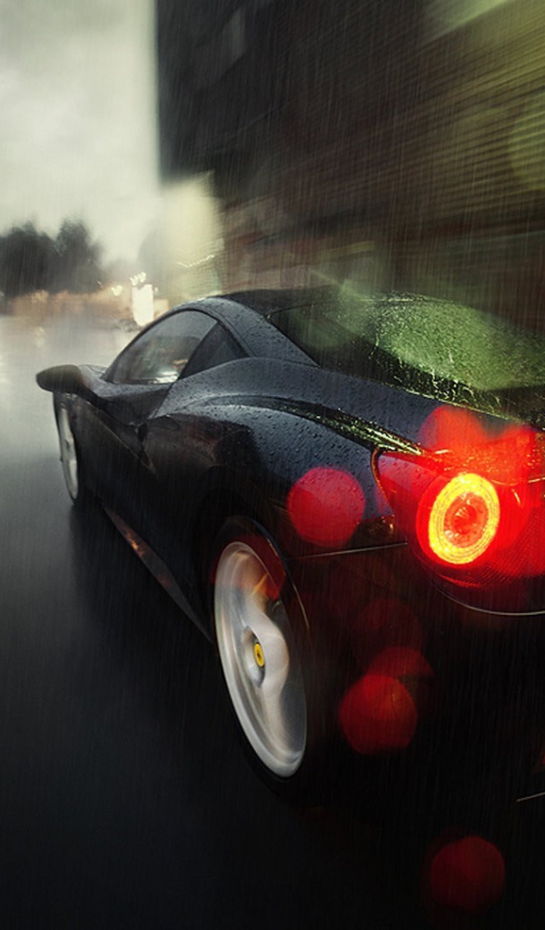 Черный Ferrari 458 едет во время дождя