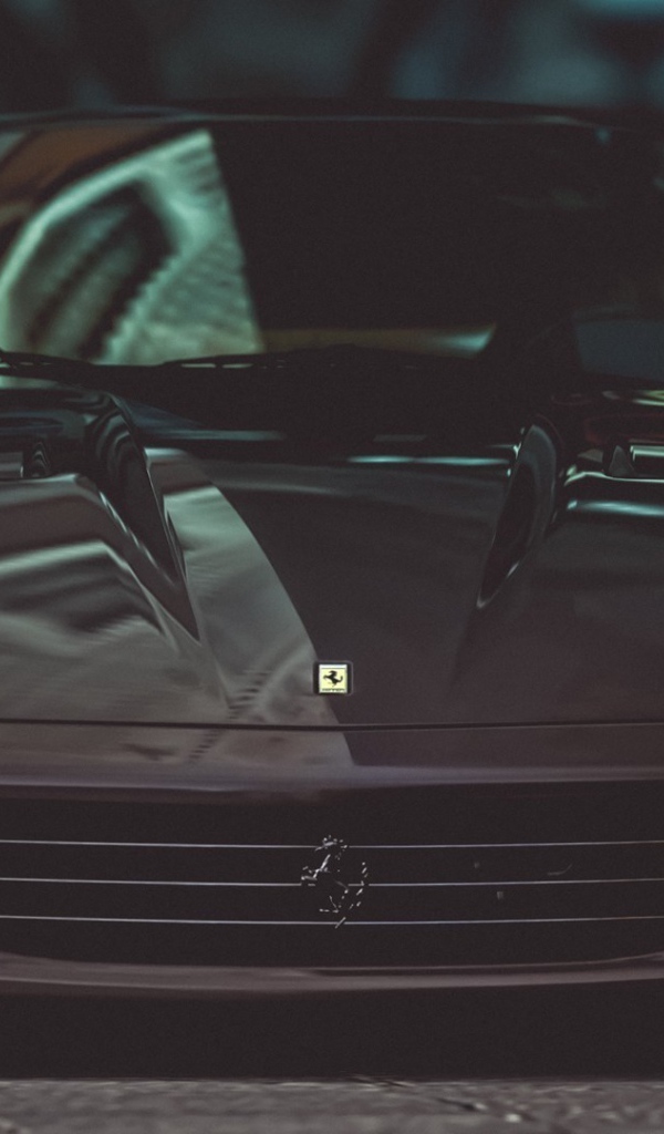 Темно коричневый Ferrari в полумраке