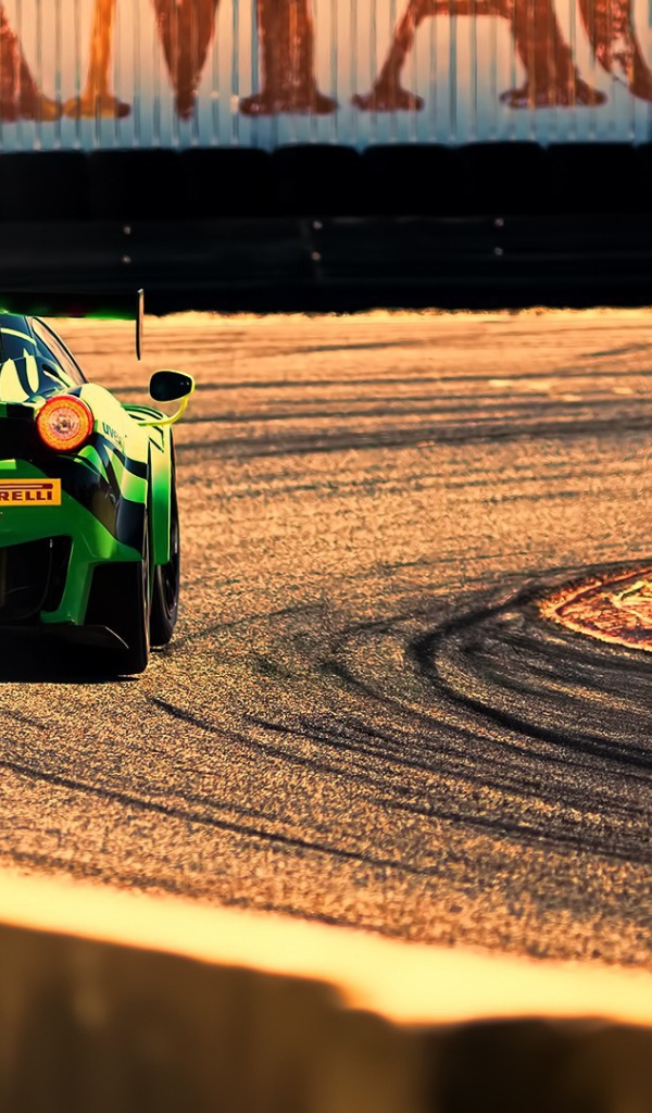 Зеленый Ferrari 458 Italia на гонке