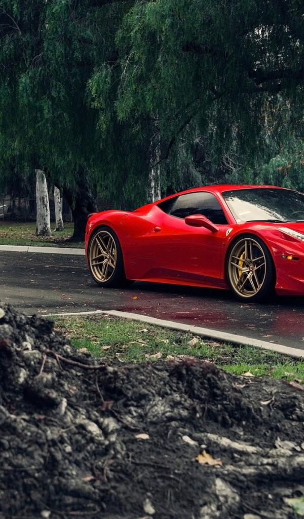 Красный Ferrari 458 Italia на улице после дождя