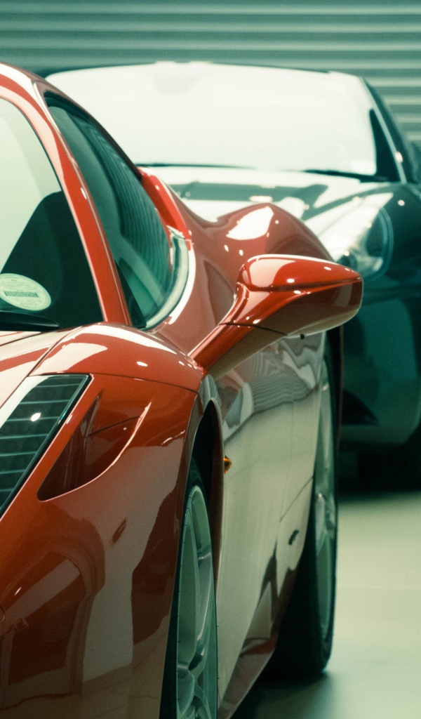 Красный Ferrari 458 в гараже