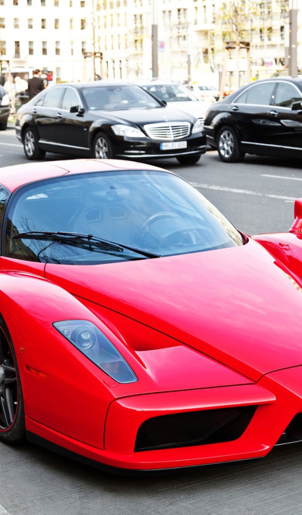 Красный Ferrari Enzo на городской улице
