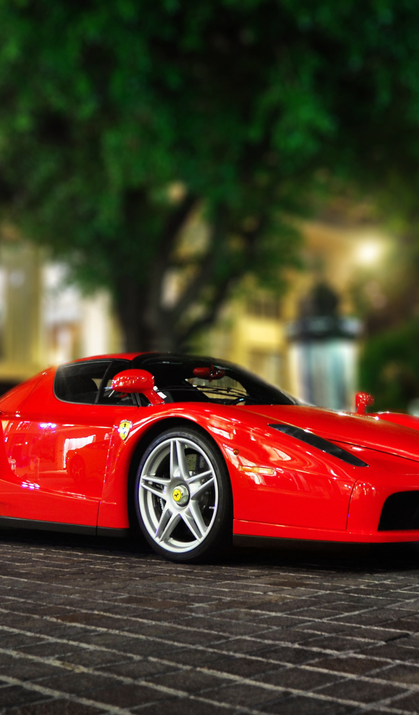 Красный Ferrari Enzo на вечерней улице