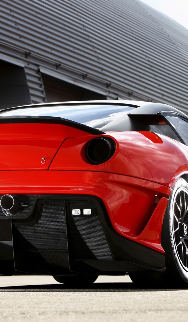 Красный Ferrari у ангара