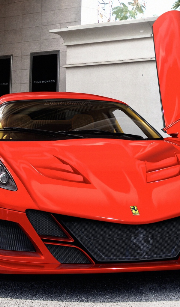 Красный Ferrari у белого здания