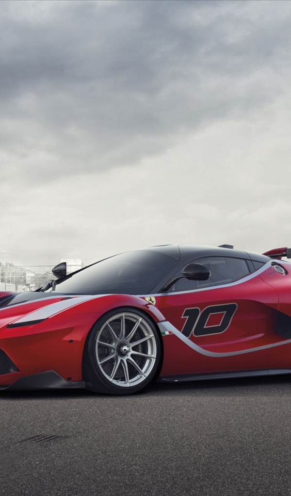 Красный автомобиль Ferrari FXX K