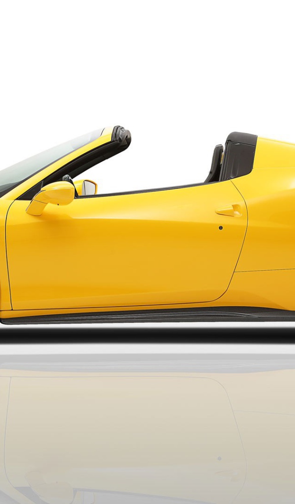 Вид сбоку на желтый Ferrari 458