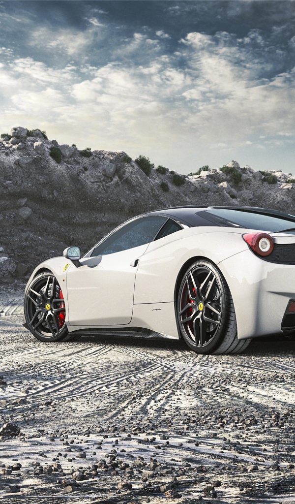 Белый Ferrari 458 Italia в карьере