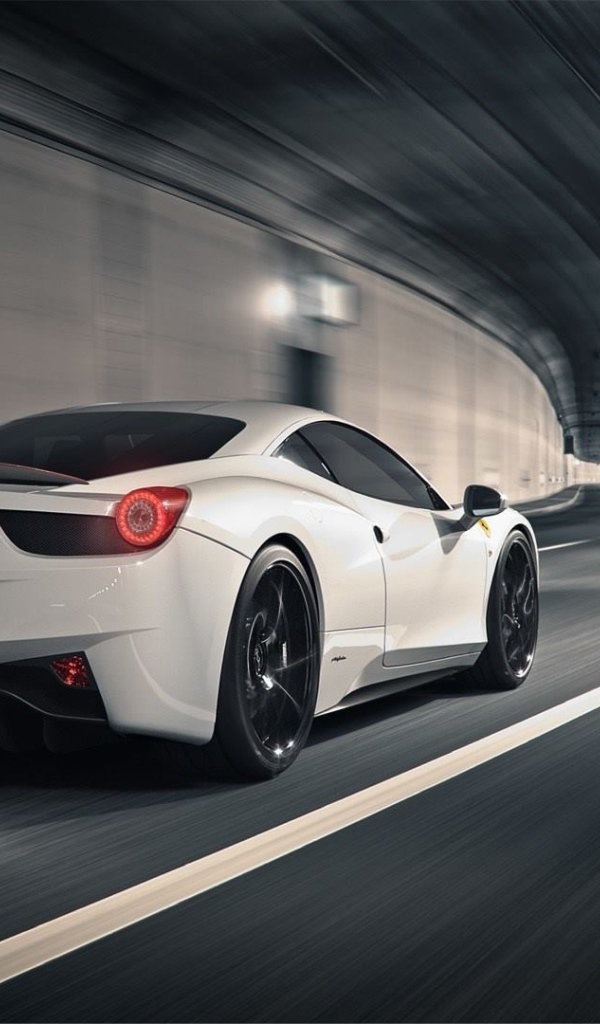Белый Ferrari 458 в тоннеле