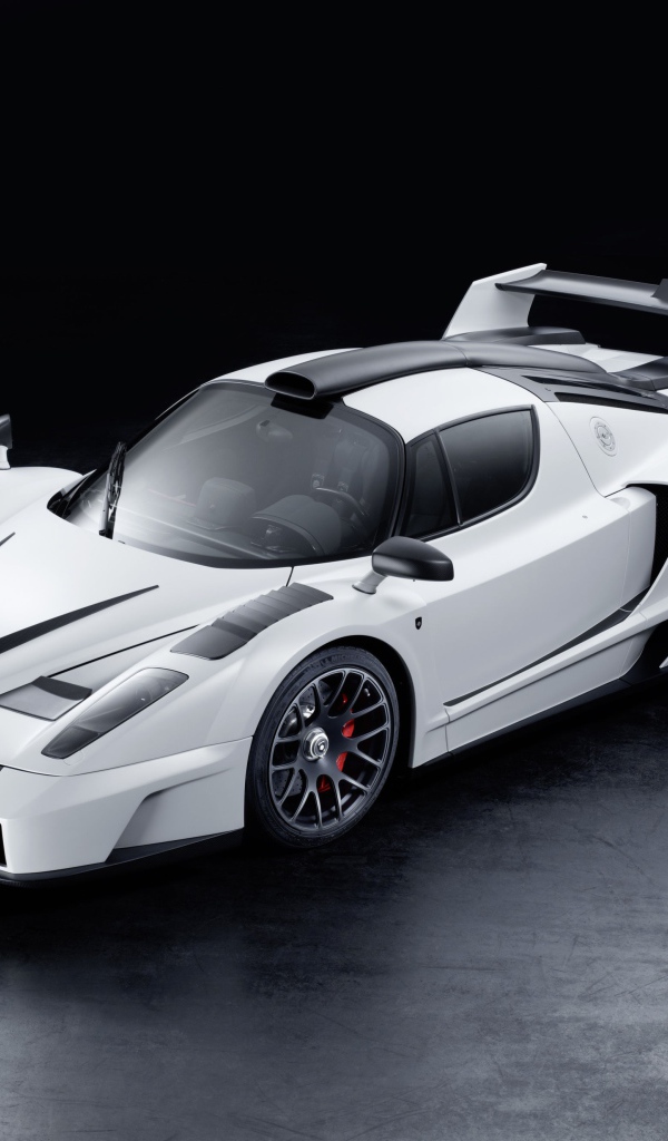 Белый Ferrari Enzo на черном фоне