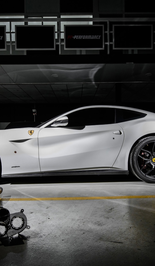 Белый Феррари в гараже