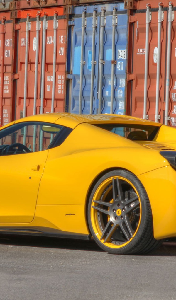 Желтый Ferrari 458 на фоне контейнеров
