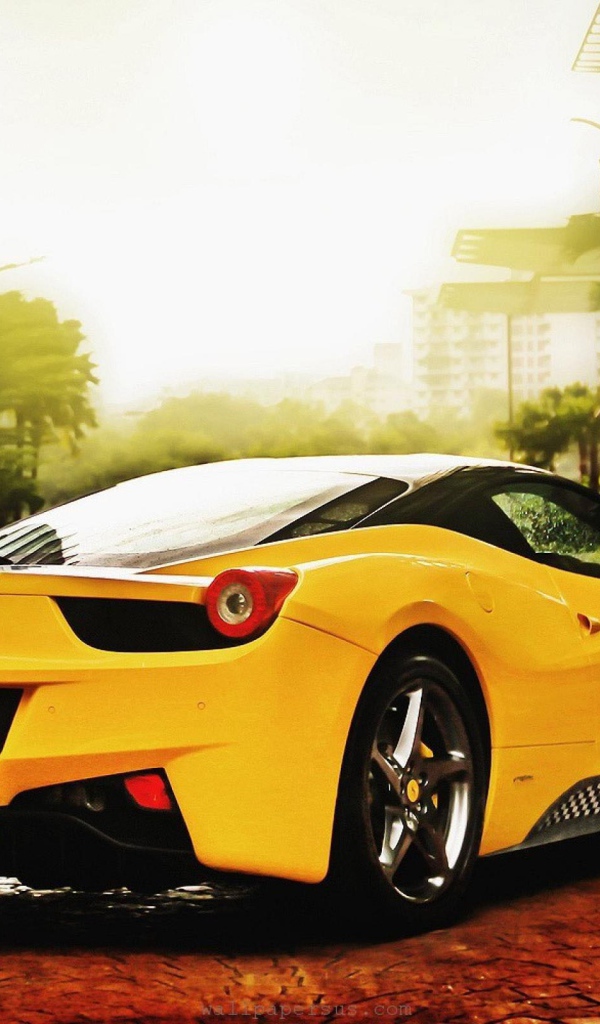 Желтый Ferrari 458 на брусчатке улицы