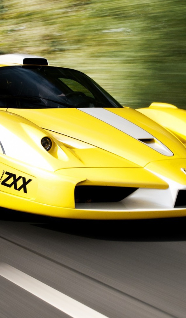 Желтый Ferrari Enzo мчится по шоссе