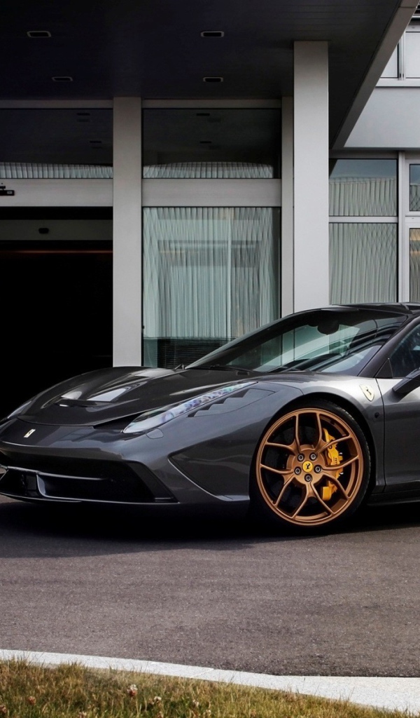Черный Ferrari 458 Speciale у входа