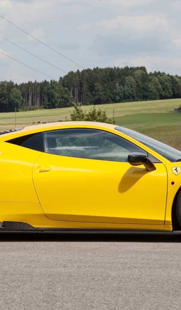 Автомобиль Ferrari 458 Speciale на фоне полей